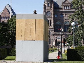 Sir John A en Queens Park. La estatua de McDonald fue encerrada el 31 de agosto de 2020.
