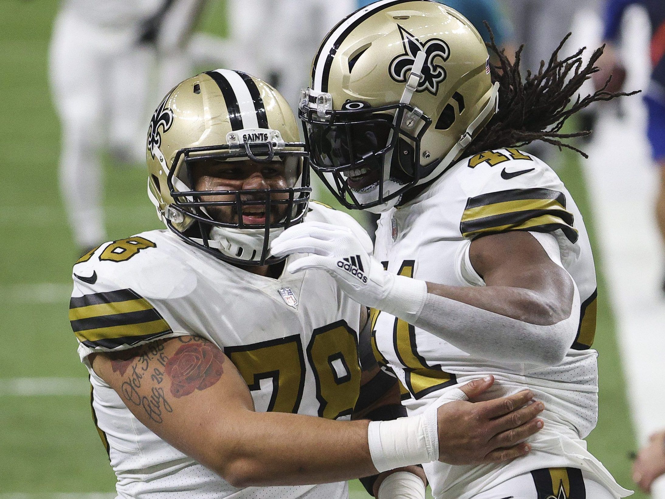 Kamara ties NFL record with six TDs as Saints beat Vikings to