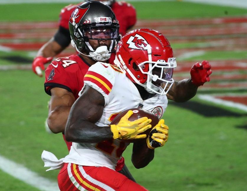 Tyreek Hill erupts for 203 receiving yards, 2 TDs in first quarter