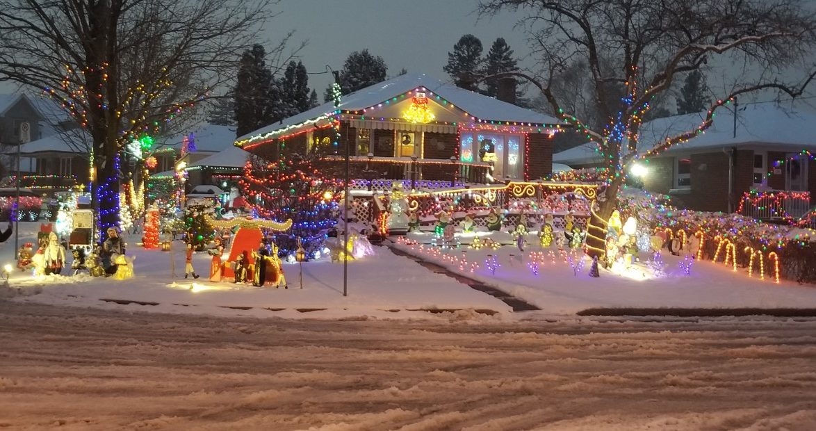 WARMINGTON The Griswolds of Scarborough offering Christmas light and