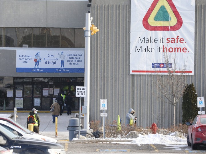  Canada Post employees enter and exit the Gateway East plant in Mississauga at Dixie Rd and Eglinton Ave. E. An employee who tested positive for COVID-19 has died. So far 224 employees have tested positive for COVID since Jan. 1 on Wednesday January 27, 2021.