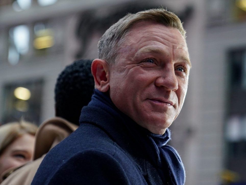 Daniel Craig Gives Emotional James Bond Farewell Speech To 'No Time To ...