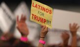 Eine Frau trägt ein Schild, das die Unterstützung der Latinos für den ehemaligen Präsidenten Donald Trump zum Ausdruck bringt.