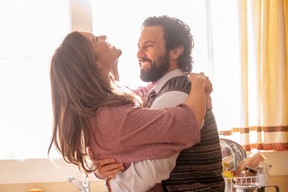 Mandy Moore and Milo Ventimiglia in a scene from This is Us.