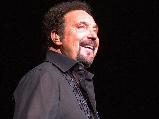 Tom Jones feels 'bulletproof' after COVID-19 vaccines | Toronto Sun