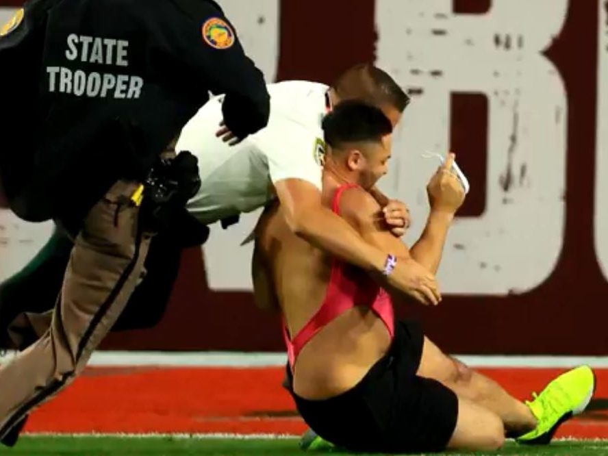 Super Bowl streaker charged with trespassing after 4th quarter publicity  stunt