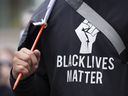Ein Aktivist von Black Lives Matter nimmt am 17. April 2021 in Columbus, Ohio, an einem Protest gegen die Brutalität der Polizei teil. 