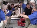 Crew 2-Mitglied JAXA-Astronaut Akihiko Hoshide aus Japan wird von seinem Landsmann Crew 1-Mitglied JAXA-Astronaut Soichi Noguchi umarmt, als er und ESA-Astronaut Thomas Pesquet aus Frankreich bei ihrer Ankunft an Bord der Internationalen Raumstation begrüßt werden, nachdem sie die Crew Dragon-Kapsel von SpaceX angedockt haben, die die Erde obitiert 24. April 2021 in einem Standbild aus einem Video.