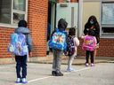 Die Schüler kommen zum ersten Mal seit Beginn der Pandemie der Coronavirus-Krankheit (COVID-19) an der Hunter's Glen Junior Public School, Teil des Toronto District School Board (TDSB), in Scarborough, Ontario, Kanada, am 15. September 2020 an. 