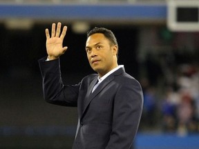 Baseball Hall of Fame Inductie Roberto Alomar acknowledges the crowd during a ceremony prior to the Toronto Blue Jays facing the Minnesota Twins on opening day during their MLB game at the Rogers Centre April 1, 2011 in Toronto, Ontario, Canada.