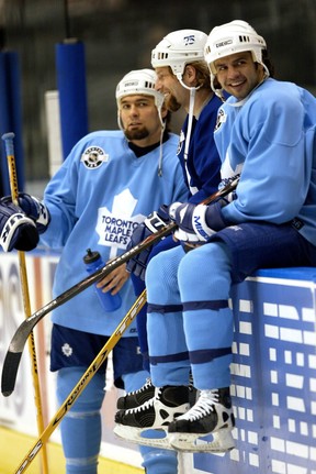 Darcy Tucker, left, best pal Shayne Corson, centre, and teammate Travis Green chat after practice in 2002. CRAIG ROBERTSON/SUN FILES