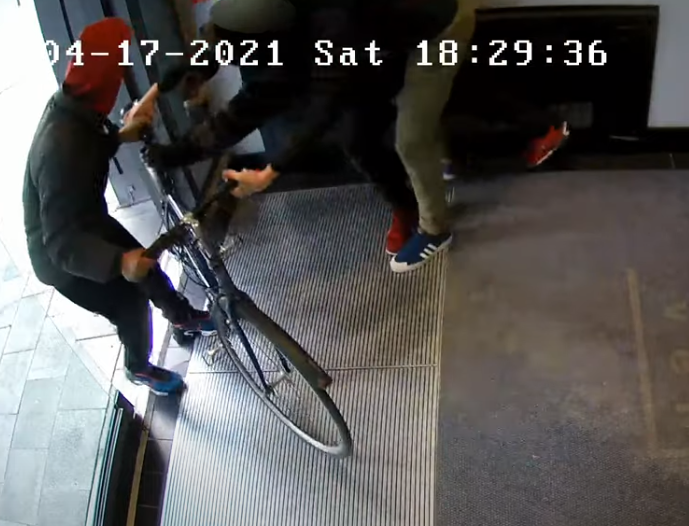 Two sought in violent Toronto bike theft attempt caught on video