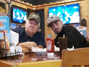 ニール・コールフィールドが接種を受ける 父親のラリー・コールフィールド(左)(75歳)は、2021年4月6日までブロントン-19型ワクチンの接種を受け、ブロントンの死から5日後にトラックを運転する予定だ。