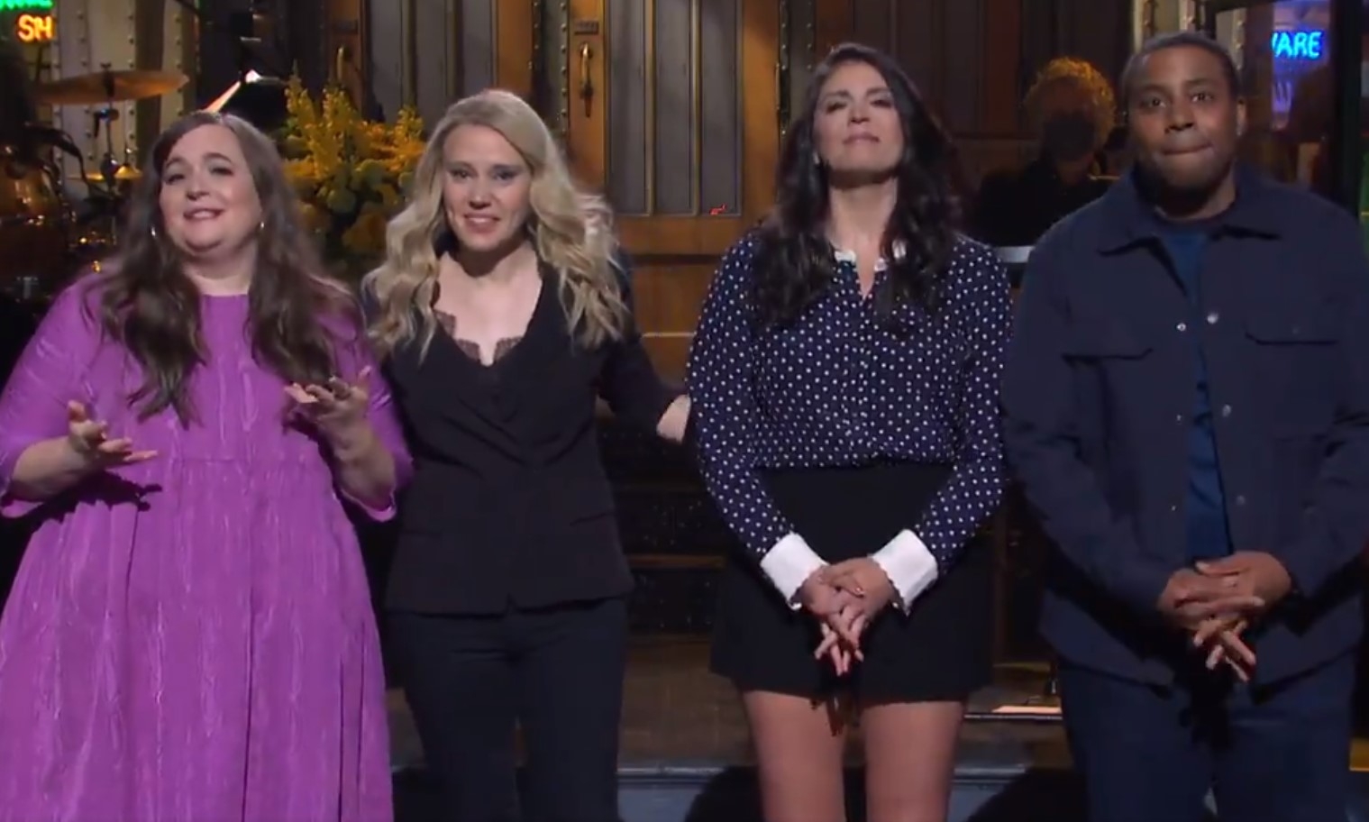 'SNL' cast remembers 'wild year' in emotional cold open during the show
