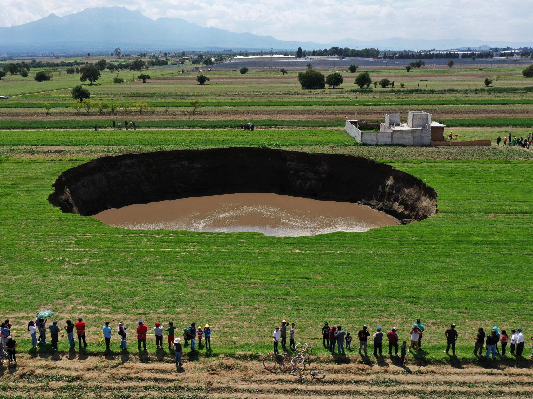 Massive Sinkhole In Mexico Threatens To Swallow House | Canoe.Com