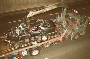 Dieses Aktenfoto, das am 31. August 1997 aufgenommen wurde, zeigt das Wrack von Prinzessin Dianas Auto, das im Alma-Tunnel in Paris auf einen Lastwagen gehoben wird.  Vor 20 Jahren, am 31. August 1997, starb die Britin Diana, Prinzessin von Wales, bei einem Hochgeschwindigkeits-Autounfall in Paris.