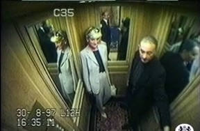 Diana, Prinzessin von Wales, und ihr Freund Dodi Fayed in einem Einzelbild aus einem Closed-Circuit-Videomaterial, das kurz vor dem tödlichen Autounfall, bei dem sie am 31. August 1997 ums Leben kamen, im Ritz Hotel in Paris aufgenommen wurde.