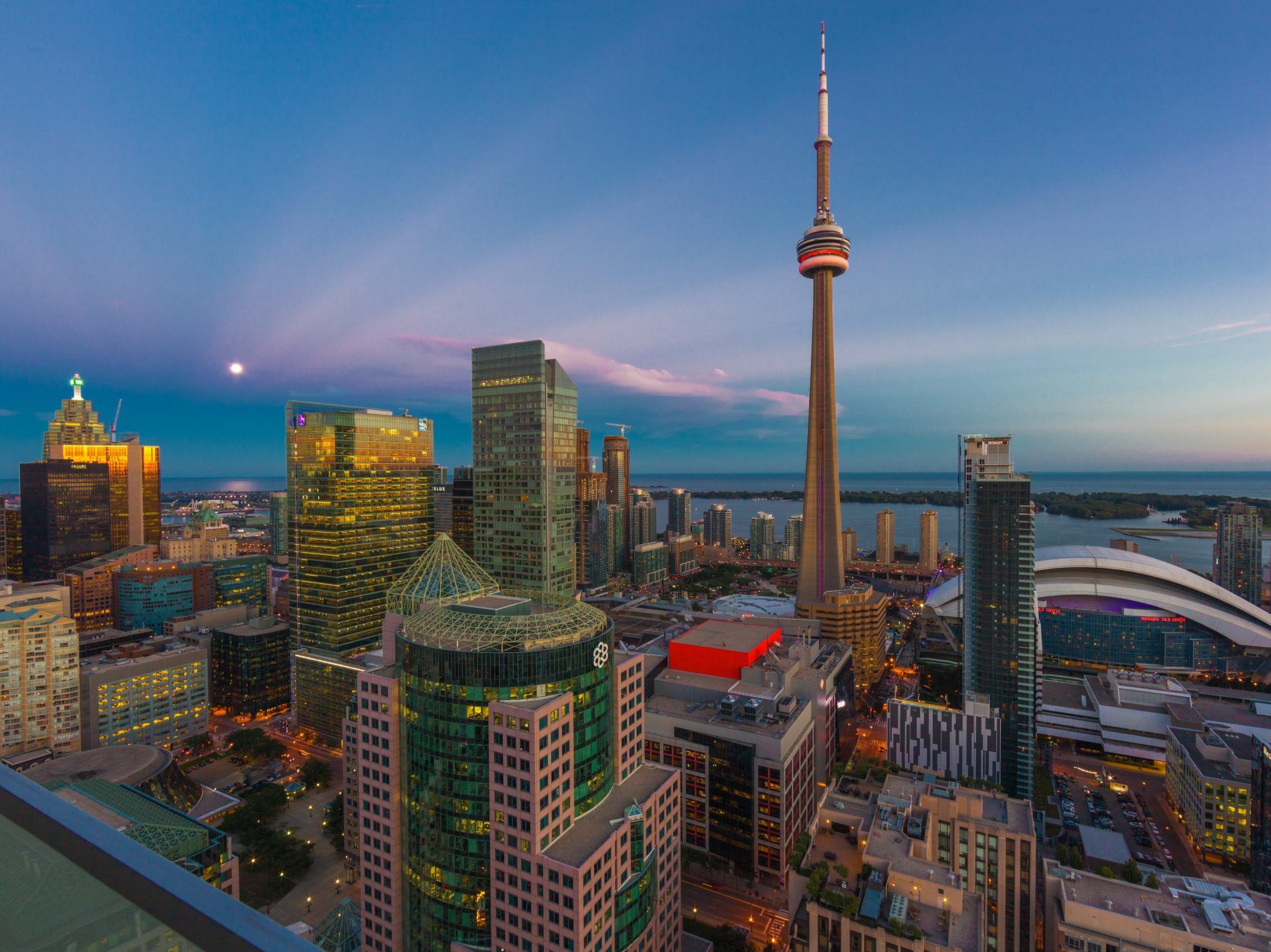 HIGH ART: Toronto man rents out 60th-floor balcony for perfect pics ...