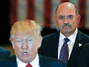 Allen Weisselberg, Chief Financial Officer der Trump Organization, sieht zu, wie der damalige republikanische Präsidentschaftskandidat der USA, Donald Trump, während einer Pressekonferenz im Trump Tower in Manhattan, New York, am 31. Mai 2016 spricht.