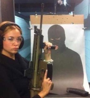 Die kanadische Prominente Jasmine Hartin posiert mit einer ihrer Waffen.