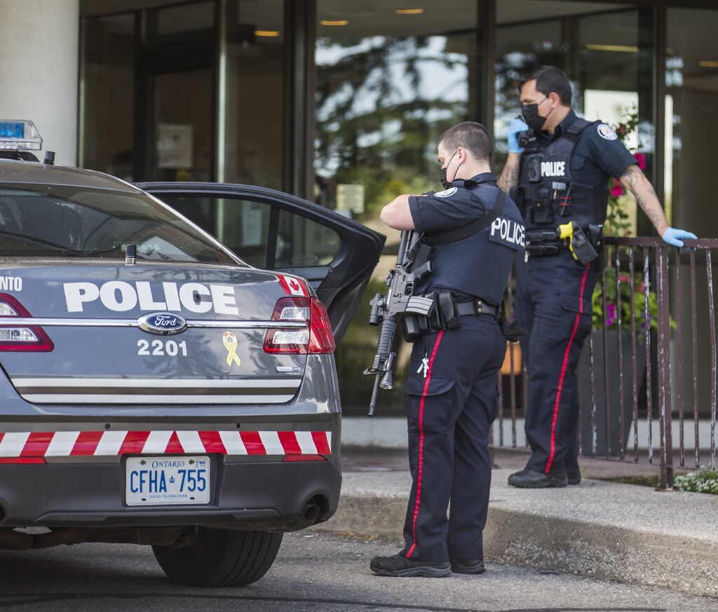 BREAKING Cops hunt Etobicoke gunman wearing bulletproof vest Toronto Sun
