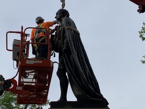 El equipo de trabajo es el primer primer ministro de Canadá, Sir John A. McDonald's City Park retiró un ídolo de ONT del Parque City, donde se situó desde 1895 hasta el viernes 18 de junio de 2021.