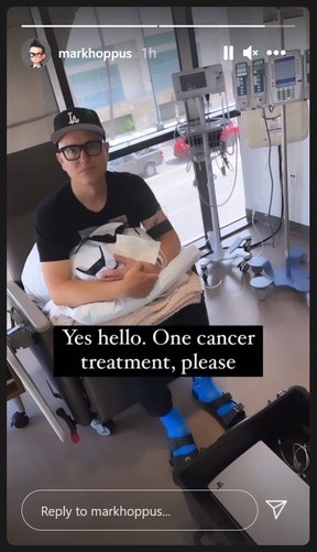 Blink-182 rocker Mark Hoppus shared a photo of himself while getting treatment for cancer.