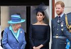Königin Elizabeth II., Prinz Harry, Herzog von Sussex und Meghan, Herzogin von Sussex auf dem Balkon des Buckingham Palace, während die königliche Familie am 10. Juli 2018 in London, England, an Veranstaltungen zum 100. Jahrestag der RAF teilnimmt. 