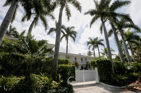 Auf diesem Aktenfoto ist eine Residenz des Finanziers Jeffrey Epstein in Palm Beach, Florida, am 14. März 2019 zu sehen.