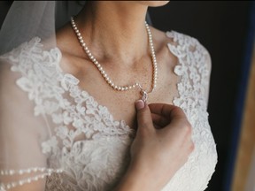 A bride's decision to change her accessories has hurt a friend's feelings.
