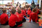 Die Schüler der Cleeves Primary School kehren am 22. Februar 2021 in Glasgow, Schottland, in den Klassenraum zurück. 