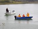 Eine Marineeinheit der Provinzpolizei von Ontario zusammen mit einem Team der Feuerwehr von Timmins sucht nach einem Fahrzeug, das in den Little Pearl Lake gefahren ist.