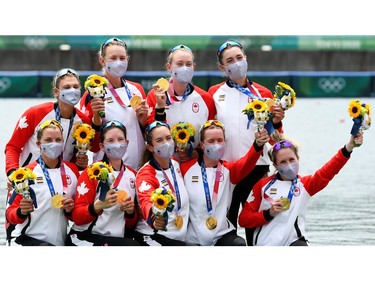 Tokyo 2020 Olympics - Rowing - Women's Eight - Medal Ceremony - Sea Forest Waterway, Tokyo, Japan - July 30, 2021. Gold medallists coxswain Kristen Kit of Canada, Avalon Wasteneys of Canada, Sydney Payne of Canada, Madison Mailey of Canada, Susanne Grainger of Canada, Andrea Proske of Canada, Christine Roper of Canada, Kasia Gruchalla-Wesierski of Canada and Lisa Roman of Canada during the medal ceremony REUTERS/Piroschka Van De Wouw
