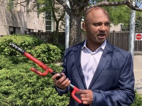 Toronto Police Det. Gavin Jansz stands outside 42 division displaying an effective way to prevent vehicle theft: a steering wheel locking device