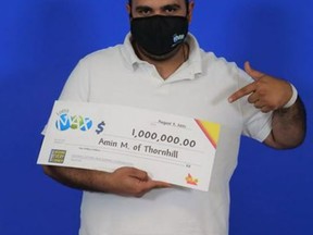 Amin Najjar Mojarrab and his big cheque.