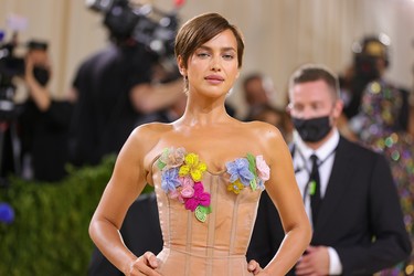 NEW YORK, NEW YORK - SEPTEMBER 13: Irina Shayk attends The 2021 Met Gala Celebrating In America: A Lexicon Of Fashion at Metropolitan Museum of Art on September 13, 2021 in New York City. (Photo by Theo Wargo/Getty Images)