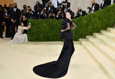 English actress Maisie Williams arrives for the 2021 Met Gala at the Metropolitan Museum of Art on September 13, 2021 in New York. - This year's Met Gala has a distinctively youthful imprint, hosted by singer Billie Eilish, actor Timothee Chalamet, poet Amanda Gorman and tennis star Naomi Osaka, none of them older than 25. The 2021 theme is "In America: A Lexicon of Fashion." (Photo by ANGELA  WEISS / AFP) (Photo by ANGELA  WEISS/AFP via Getty Images)