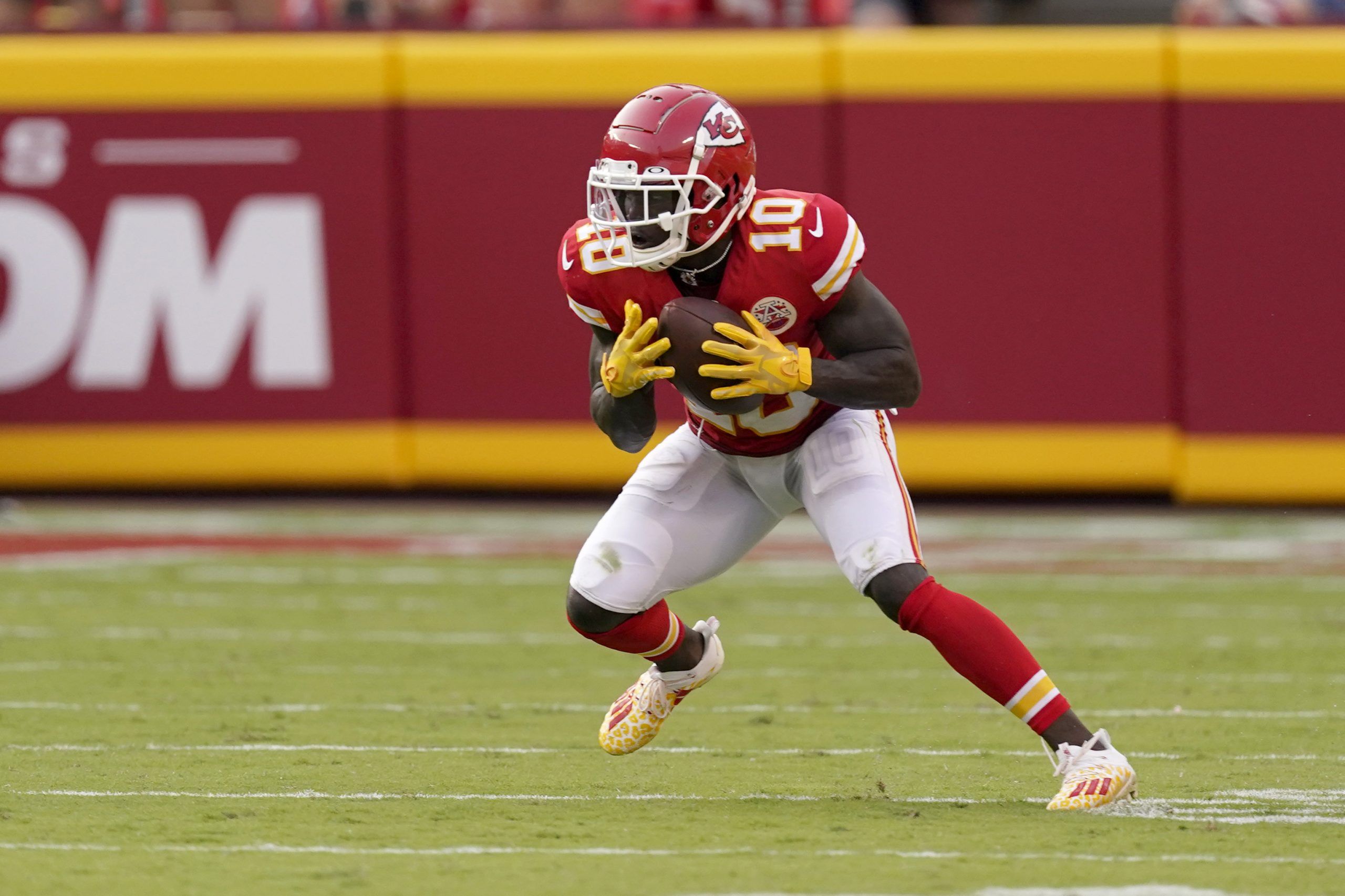 WATCH: Patrick Mahomes connects with Tyreek Hill on 75-yard TD