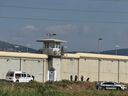 Israelisches Sicherheitspersonal steht bei Durchsuchungen vor dem Gilboa-Gefängnis zusammen, nachdem sechs palästinensische Militante am 6. September 2021 in Nordisrael ausgebrochen sind. 