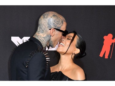 US drummer Travis Barker and US personality Kourtney Kardashian arrive for the 2021 MTV Video Music Awards at Barclays Center in Brooklyn, New York, September 12, 2021. (Photo by ANGELA  WEISS / AFP)