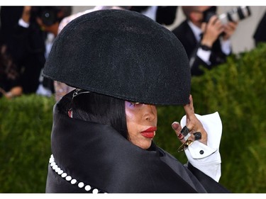 Erykah Badu arrives for the 2021 Met Gala at the Metropolitan Museum of Art on September 13, 2021 in New York. - This year's Met Gala has a distinctively youthful imprint, hosted by singer Billie Eilish, actor Timothee Chalamet, poet Amanda Gorman and tennis star Naomi Osaka, none of them older than 25. The 2021 theme is "In America: A Lexicon of Fashion." (Photo by ANGELA  WEISS / AFP)