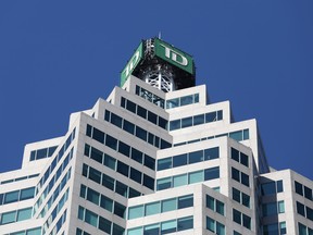 Le logo TD apparaît au sommet de la tour Toronto Dominion Canada Trust à Toronto le 16 mars 2017.