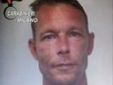 Ein Handout-Bild, das Reuters am 16. Juli 2020 von der Militärpolizei der Carabinieri zur Verfügung gestellt wurde, zeigt einen Mann, der als Christian Brueckner identifiziert wurde, als er 2018 aufgrund eines internationalen Haftbefehls wegen Drogenhandels und anderer Verbrechen festgenommen wurde. 