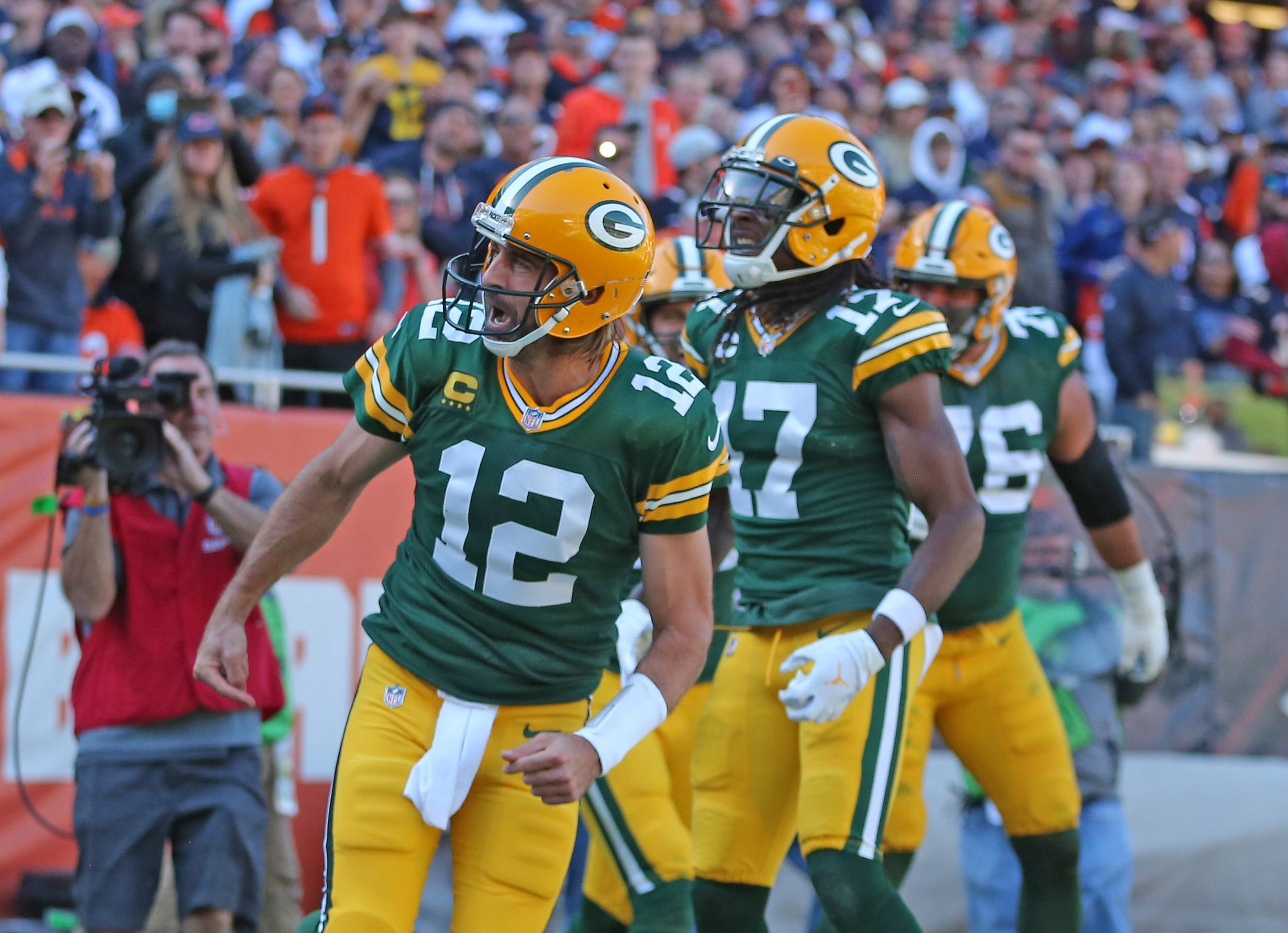 Aaron Rodgers Tells Bears Fans 'I Still Own You' After Double-Bird