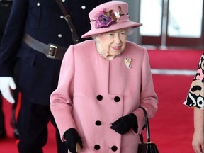 Königin Elizabeth macht bei ihrer Ankunft Gesten, um an der feierlichen Eröffnung des sechsten Senedd in Cardiff, Wales, am 14. Oktober 2021 teilzunehmen.