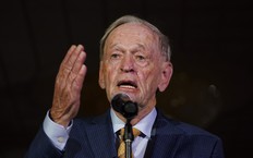Former prime minister Jean Chretien introduces Liberal Leader Justin Trudeau at a campaign rally in Brampton on Tuesday, Sept. 14, 2021.