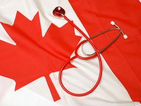 Warga Kanada membayar terlalu banyak untuk perawatan kesehatan yang terlalu sedikit karena pemerintah federal melarang provinsi untuk mereformasi sistem yang mahal dan memburuk, menurut sebuah studi baru oleh Institut Fraser.