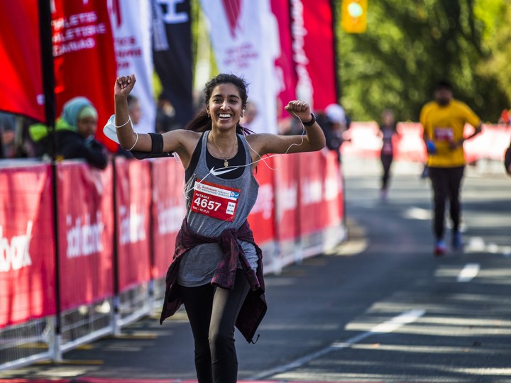  Participant Natasha Dhingra crossing the finish line at the Scotiabank Toronto Waterfront Marathon 10-kilometre run on Oct. 17, 2021. (Ernest Doroszuk/Toronto Sun)