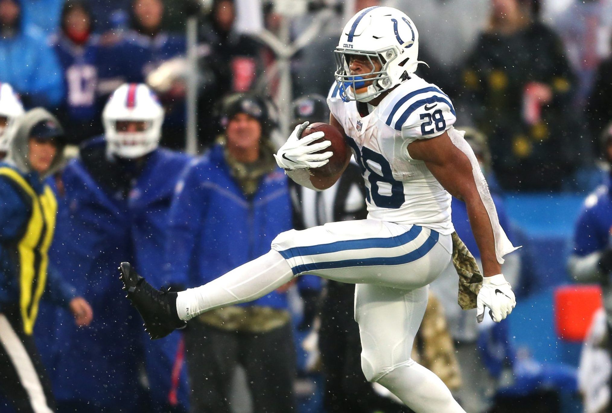 Taylor runs up the score with 5 TDs; Colts beat Bills 41-15