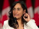 Die neu vereidigte Verteidigungsministerin Anita Anand spricht während einer Pressekonferenz am 26. Oktober 2021 in Ottawa.
